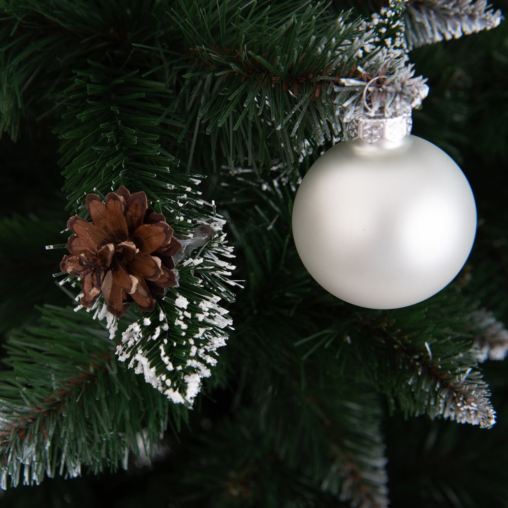Weihnachtsbaum Bergamo - künstliche Kiefer grün gefrostet mit Brokat und Zapfen